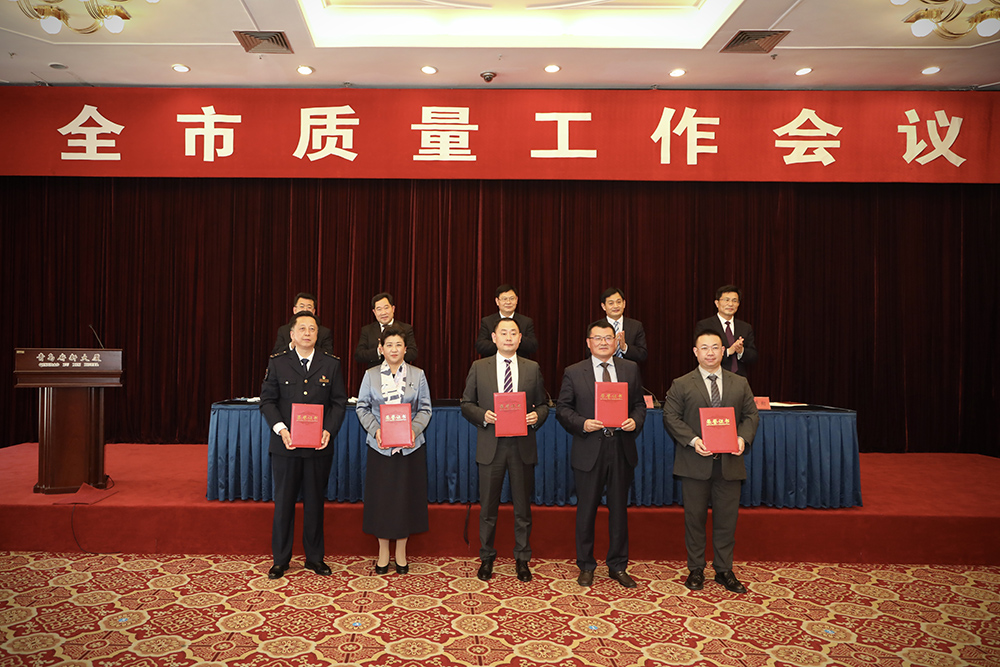 2海大生物集团创始人、董事长单俊伟（右二）上台领奖.jpg